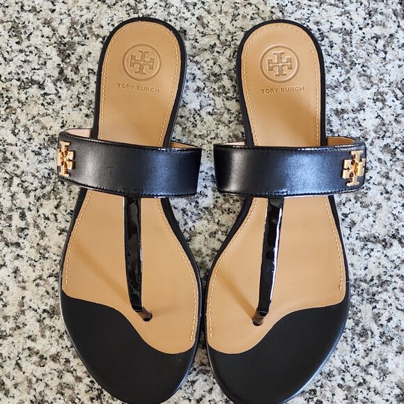 Tory Burch Kira Thong Sandal – Sleek Elegance Meets Summer Ease ☀️🖤 - Picture 4 of 10
